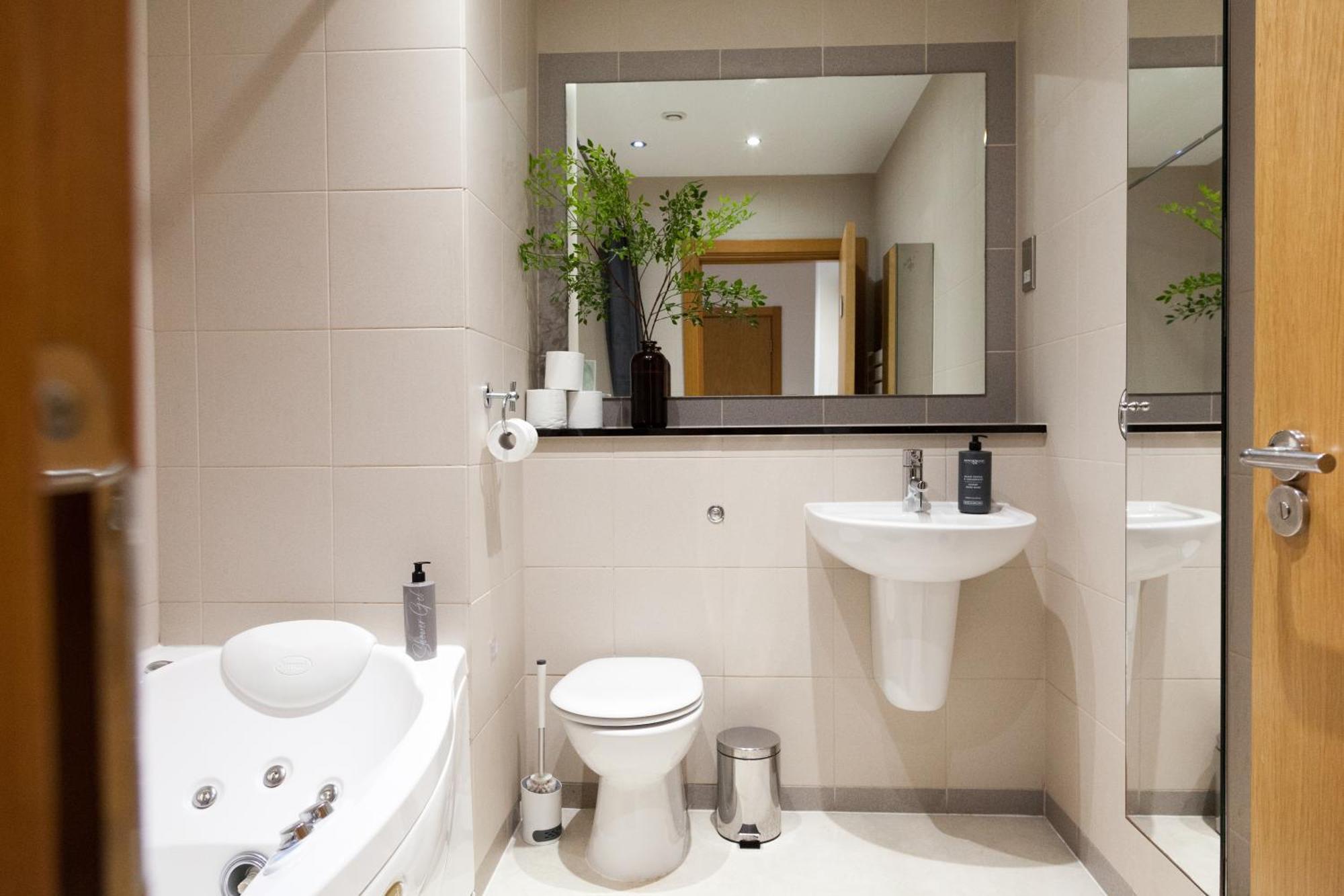 Weekly & Monthly Stays In Penthouse For Contractors Or Leisure Single Or Superking Beds Available Birkenhead Ngoại thất bức ảnh