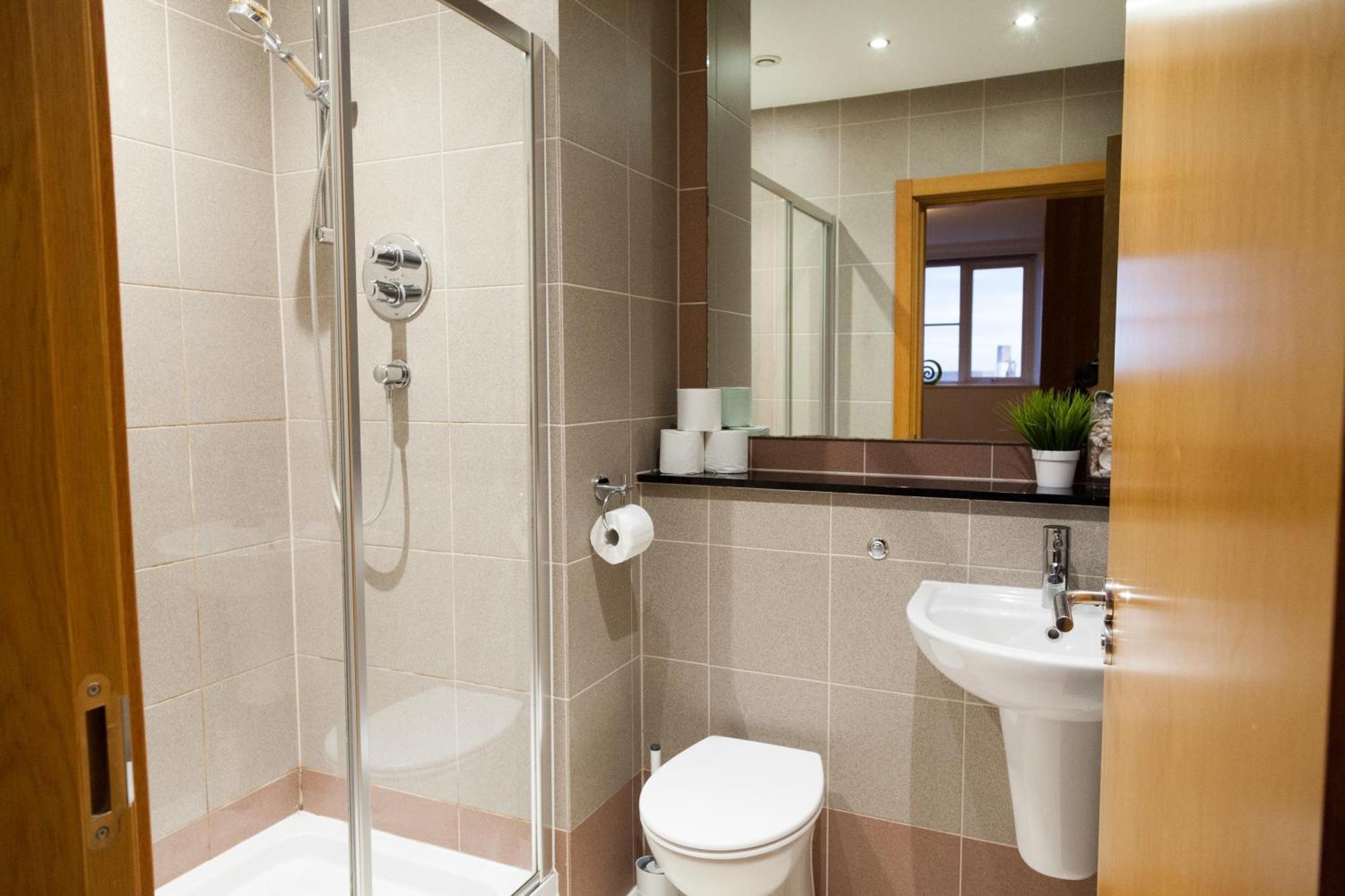 Weekly & Monthly Stays In Penthouse For Contractors Or Leisure Single Or Superking Beds Available Birkenhead Ngoại thất bức ảnh
