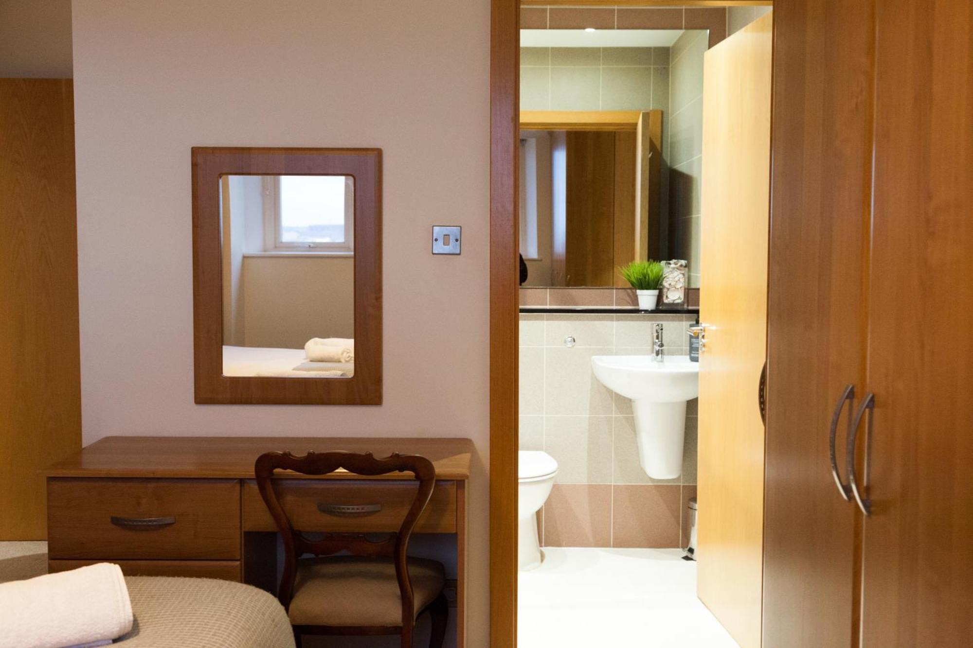 Weekly & Monthly Stays In Penthouse For Contractors Or Leisure Single Or Superking Beds Available Birkenhead Ngoại thất bức ảnh