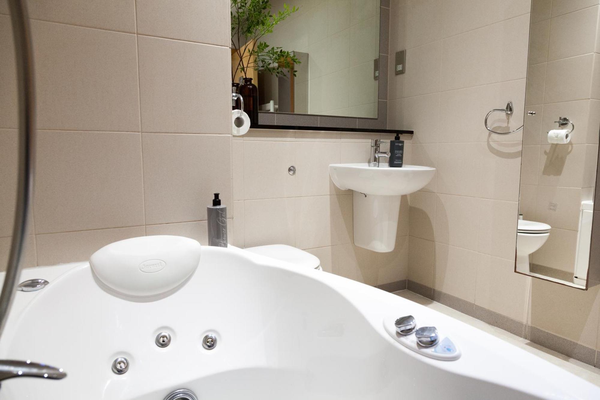 Weekly & Monthly Stays In Penthouse For Contractors Or Leisure Single Or Superking Beds Available Birkenhead Ngoại thất bức ảnh
